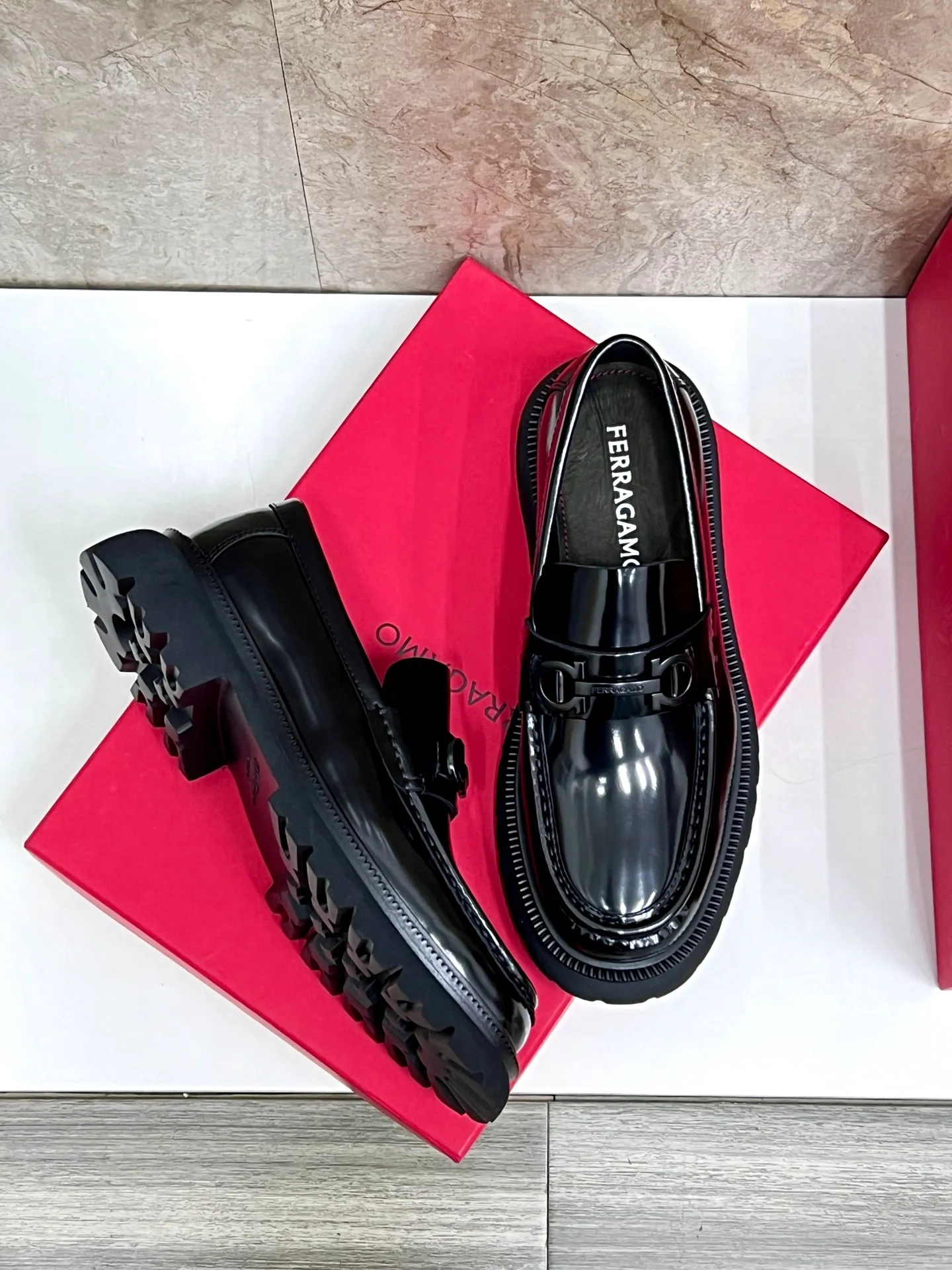 Original quality P780 Brand: Ferragamo Standard code: Men's code 39.40.41.42.43.44 Grade: Same style as the official website High-quality men's shoes Material: Customized first-layer calfskin with water-dyed cowhide lining Cowhide tiptoe Original non-slip and wear-resistant rubber outsole Style category: Men's formal business leather shoes are young and fashionable European and American trends British style Casual matching Comfortable feet Color: actual picture